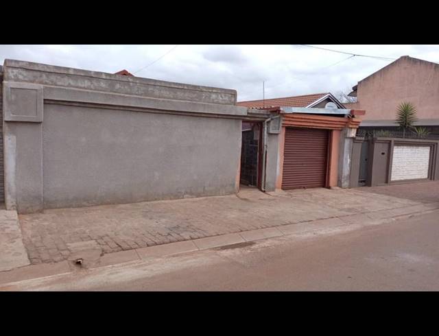 3 BEDROOM HOUSE FOR SALE IN PROTEA NORTH